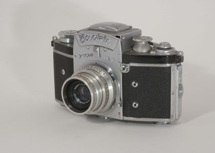 Kine Exacta V, 1950. Front view, angled to left.