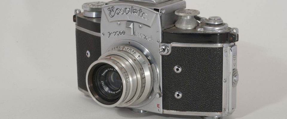 Kine Exacta V, 1950. Front view, angled to left.