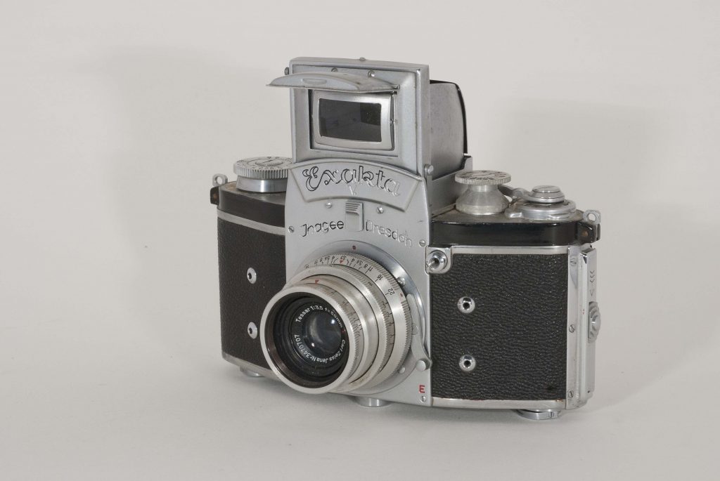 Kine Exacta V, 1950. Front view, angled to left, viewfinder open.