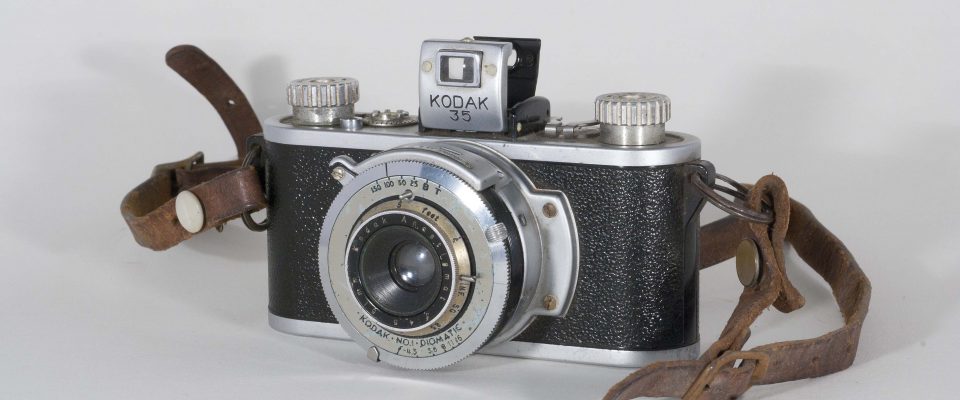 Kodak 35, 1938-1948. Front view, angled to left.