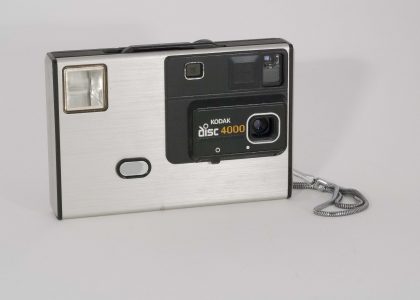 Kodak Disc 4000, 1982. Front view, angled to right.