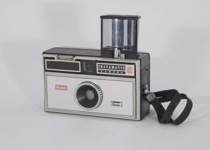 Kodak Instamatic 100, 1963-1966. Front view, angled to left.