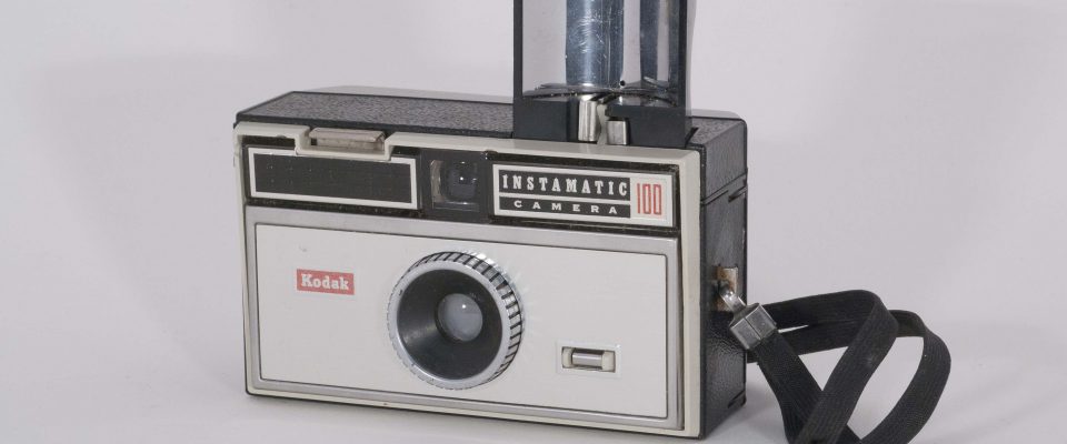 Kodak Instamatic 100, 1963-1966. Front view, angled to left.