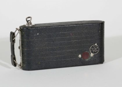 Kodak Jr. Six 20, 1935-1937. Horizontal, closed.