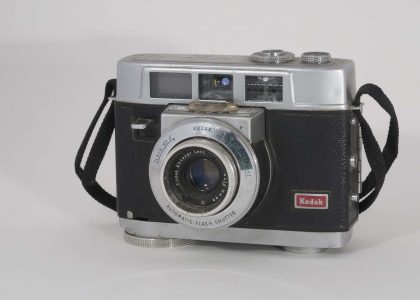 Kodak Motormatic 35, 1960-1962. Front view, angled to left.