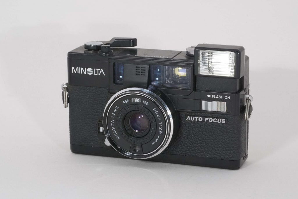 Minolta Hi-Matic AF2, 1981. Front view, angled to left.