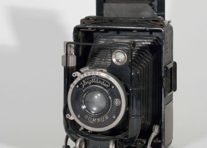 Voigtlander Bergheil Deluxe, 1932-1936. Open, front view, angled to left.