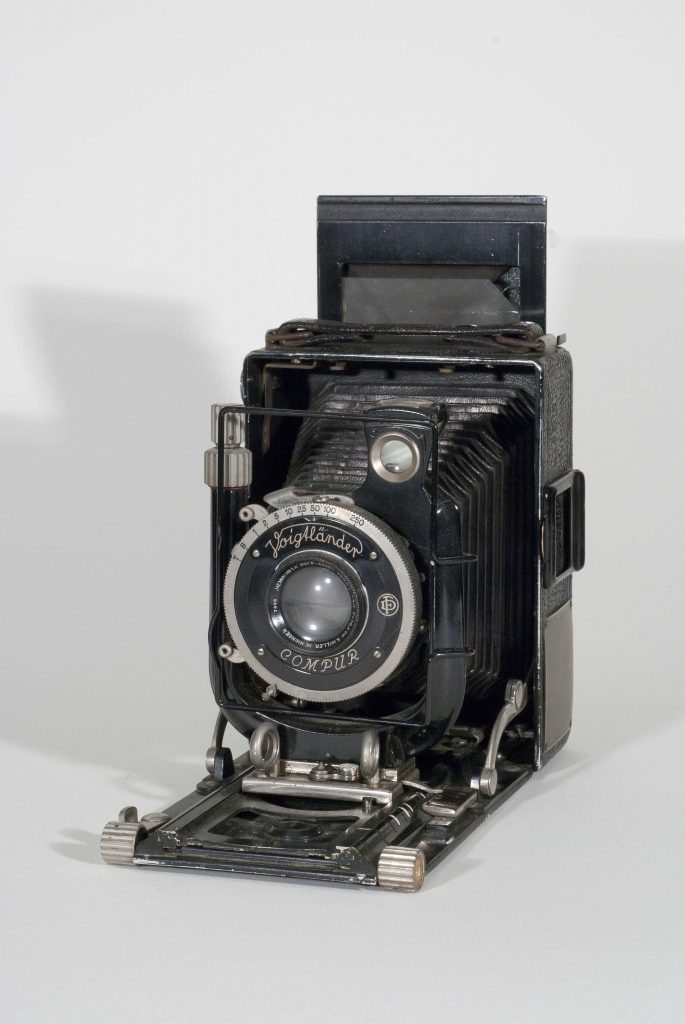 Voigtlander Bergheil Deluxe, 1932-1936. Open, front view, angled to left.