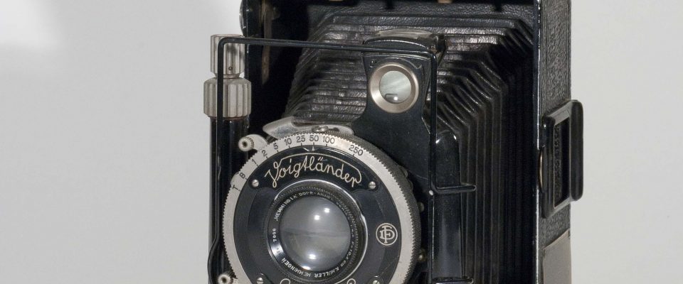 Voigtlander Bergheil Deluxe, 1932-1936. Open, front view, angled to left.