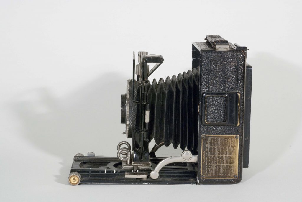 Voigtlander Bergheil Deluxe, 1932-1936. Open, side view.