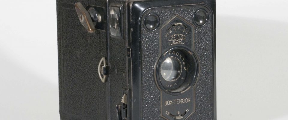 Zeiss Ikon Box Tengor 54, 1932-1939. Angled to right.