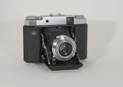 Zeiss Super Ikonta, 1954-1958. Open, front view, angled to right.