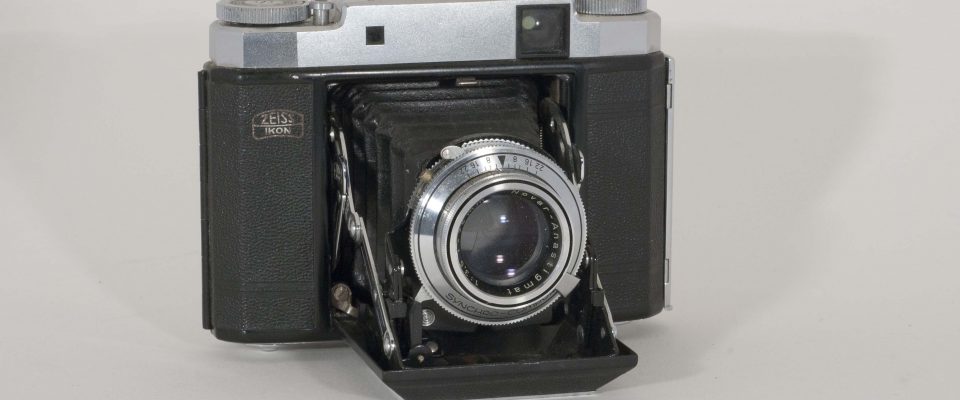 Zeiss Super Ikonta, 1954-1958. Open, front view, angled to right.