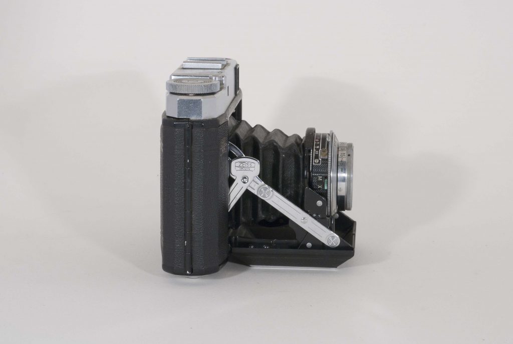 Zeiss Super Ikonta, 1954-1958. Open, side view.