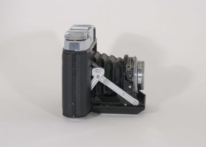 Zeiss Super Ikonta, 1954-1958. Open, side view.