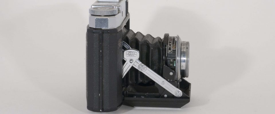 Zeiss Super Ikonta, 1954-1958. Open, side view.